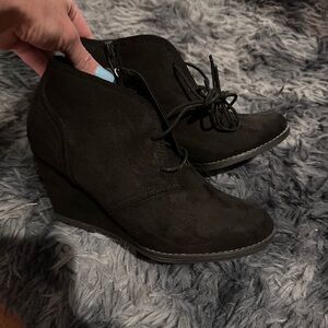 Universal thread black wedge ankle boot